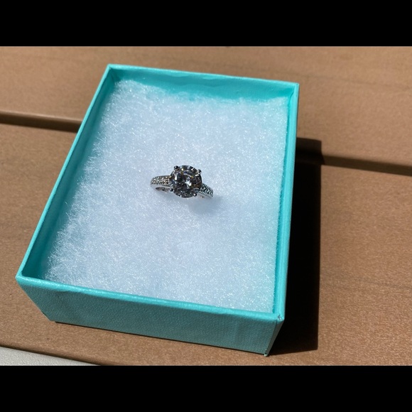 💕Host Pick💕Large Solitaire Ring with pave band. - Picture 5 of 8